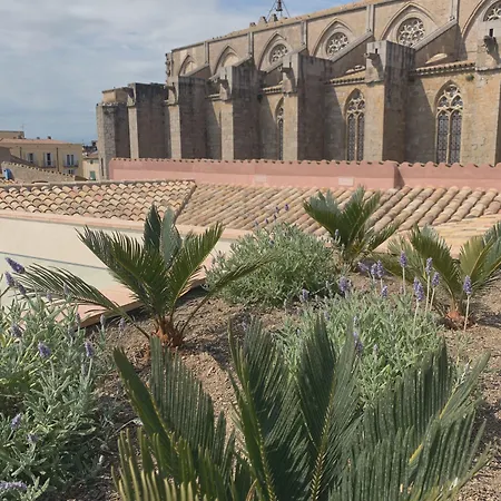 Palau Macelli & מלון
